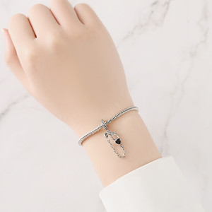 Abalorio <span class=keywords><strong>de</strong></span> estilo clásico con diseño <span class=keywords><strong>de</strong></span> mano <span class=keywords><strong>de</strong></span> esqueleto y corazón negro, con cadena <span class=keywords><strong>de</strong></span> <span class=keywords><strong>seguridad</strong></span>, orificio grande, tipo europeo, chapado en cobre y plata, y abalorio espaciador <span class=keywords><strong>de</strong></span> circonita. - Product Image 5