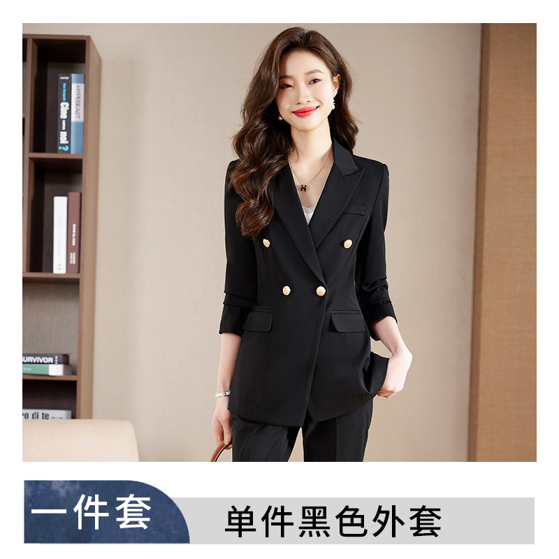 Black long-sleeved suit