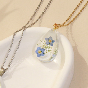 Collar de resina Floral único para mujer, collar de flores prensadas en oro hecho a mano, collar con colgante de flor de encaje de Queen Anne Forget Me Not - Product Image 4