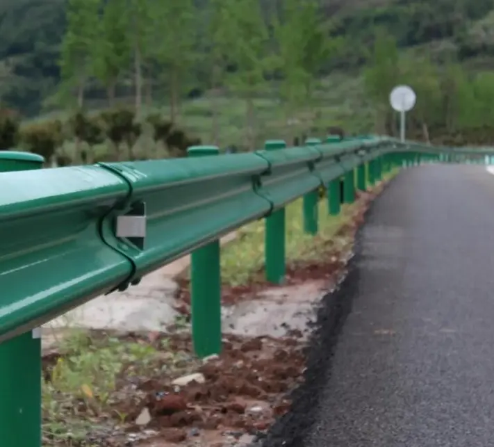 In acciaio inox W trave in acciaio Anti-collisione autostrada Guardrail barriera di sicurezza lungo la strada Guard Rail Rail Guardrail per la sicurezza della carreggiata