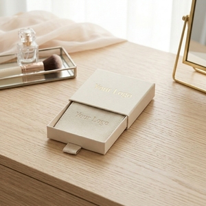 Boîte à bijoux en carton rigide <span class=keywords><strong>de</strong></span> <span class=keywords><strong>luxe</strong></span> pour l'emballage d'accessoires <span class=keywords><strong>de</strong></span> <span class=keywords><strong>luxe</strong></span>, logo en relief, finition en feuille d'argent - Product Image 1