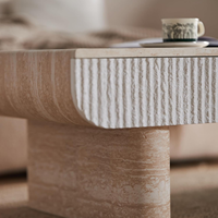 MEUBLES JIAMEIJIA |   Table basse effet travertin à façade cannelée et coins arrondis