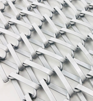 Rideau métallique décoratif en maille de fil d'acier inoxydable blanc de haute qualité, revêtu par poudrage, à maillons entrelacés, en bande plate enroulée