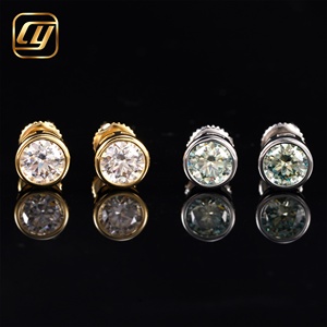 Boucles d'oreilles clous en moissanite, taille brillant rond, sertissage clos, plaqué or 18 carats, argent 925, classiques, unisexes, pour usage quotidien - Product Image 1