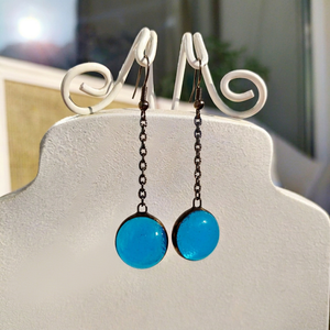 Boucles d'oreilles en résine faites à la main MN EXPORTS pour femmes, bijoux élégants en époxy, légères, tendance, design personnalisé, cadeau pour elle - Product Image 1