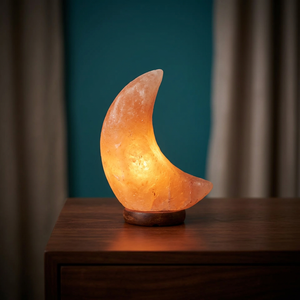 Lámpara de Sal del Himalaya con Forma de Luna, Diseño Personalizado OEM 2025, Base de Madera 100% Hecha a Mano, Técnica de Tallado con Esmalte Natural, Venta al por Mayor - Product Image 1
