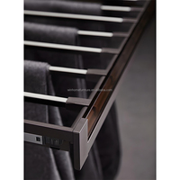 Accessoires de placard avec rails coulissants, porte-pantalons, porte-chaussures et plateau à bijoux pour l'organisation de la garde-robe