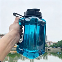 Bouteille d'eau en plastique de 2,4 L sans BPA, grande capacité, pour la salle de sport, le fitness, les activités de plein air, bouteille d'eau carrée avec deux poignées