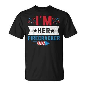 Simpatiche magliette abbinate per la festa del 4 luglio per lei, con design 'I'm Her Firecracker', abbigliamento promozionale - Product Image 1