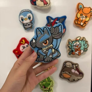 <span class=keywords><strong>Caja</strong></span> Sorpresa de Peluches Pokémon al por Mayor, Imán de Nevera de Doble Uso de 58mm, Llavero, Colgante de Cuero Eevee Gengar, Decoración Kawaii - Product Image 4