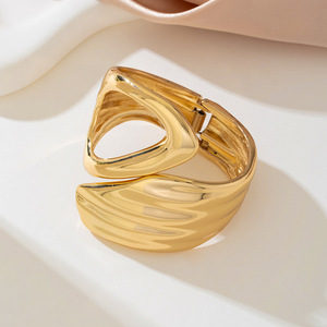 Conjunto de anillo de pulsera de mujer abierto hueco geométrico de metal irregular personalizado de moda - Product Image 3