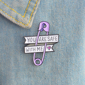 You Are Safe with Me Purple Safety Lapel Pin Broches de corazón Hard Custom Esmalte Pins Insignias Broches Regalos para hombres Mujeres al por mayor - Product Image 1