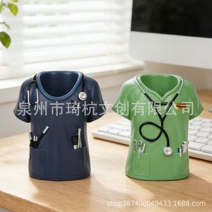 Portaplumas de uniforme de enfermera, organizador de escritorio artesanal de resina para uso en el hogar y la oficina - Product Image 4