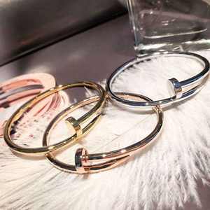 Pulsera de Acero Inoxidable de Alta Calidad y Lujo de Moda 2023 de Jessy Jewelry, <span class=keywords><strong>Brazalete</strong></span> con Dijes de Diamantes LOVE Nail Cartierred para Mujer - Product Image 3