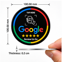 Plaque NFC noire premium pour avis Google, ronde, en acrylique, avec technologie de paiement sans contact.