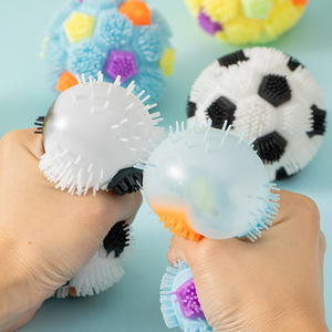 Pelotas de Juguete Antiestrés al por Mayor, Surtido de Pelotas de Fútbol y Baloncesto con Púas Sensoriales para Regalos de Fiesta y Tiendas Minoristas - Product Image 3