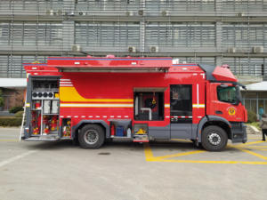 Nouveau véhicule de lutte contre l'incendie aérien UAV Diesel de sauvetage 345HP 4x2 roues motrices automatiques avec capacité de réservoir 3001-5000L - Product Image 3