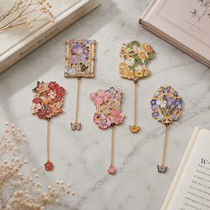 Segnalibro in Metallo Personalizzato con Design Estetico, Accessorio <span class=keywords><strong>per</strong></span> Libri con Fiori e Farfalle Traforati, Segnapagina con Ciondolo a Catena, <span class=keywords><strong>Regalo</strong></span> <span class=keywords><strong>per</strong></span> Amanti dei Libri - Product Image 1