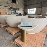 Comptoir de réception moderne sur mesure en forme de coupelle avec éclairage LED, surface solide en Corian durable pour hôtels et hôpitaux, garantie 8-10 ans