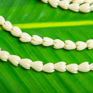 Collar de Flores Pequeñas de Pikake Hawaianas de Resina, Estilo Tropical, para Graduación, Bodas y Bailes - Product Image 4