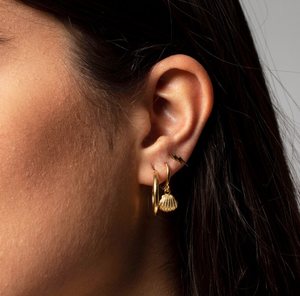 Pendientes de aro de concha delicada, aretes bohemios, Huggie, aros pequeños, Concha pequeña, aros dorados, joyería de playa de verano - Product Image 4