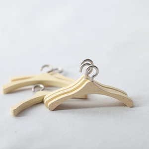 <span class=keywords><strong>Cintre</strong></span> <span class=keywords><strong>miniature</strong></span> en bois de couleur bûche pour maison de poupée - Product Image 2