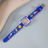 Montre-bracelet carrée pour enfants, motif avion de dessin animé, sportive et tendance, mouvement à quartz, bracelet en silicone, aiguilles, résistante à l'eau, design amusant et mignon