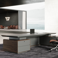Bureau de direction en bois massif brun, design moderne et luxueux, sur mesure, pour PDG, directeur ou patron, avec design modulaire.
