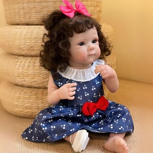 Muñeca Reborn OtardDolls de 40 cm, muñeca realista de vinilo suave con pelo rizado y vestido con lazo. - Product Image 4