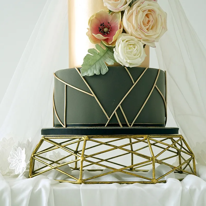 Dali narin Metal dekorasyon altın yuvarlak servis lüks çatal Metal tepsi düğün pastası, Cupcakes, tatlı