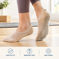 Chaussettes de yoga respirantes en maille à coupe basse, avec grip souple, ajustement flexible, zones de couverture directionnelle, construction à bout plat, pour la pratique pieds nus