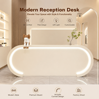 Comptoir de réception ovale moderne et élégant, entièrement recouvert de crème, avec éclairage LED intégré pour salon de beauté et clinique esthétique