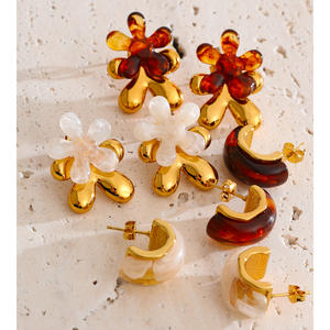 أقراط متدلية XY 1937 عصرية بتصميم عتيق من الراتنج الملتوي والفولاذ المقاوم للصدأ المطلي بالذهب عيار 18 قيراط مقاومة للماء - Product Image 5