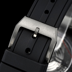 Kast van zwart titaniumlegering, met een wijzerplaat met drie wijzers en een kalenderweergavefunctie. Automatisch mechanisch herenhorloge. - Product Image 5