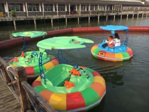 Bote Inflable con Base Redonda y Pistola de Agua para Niños, Diversión en Parques Acuáticos - Product Image 5
