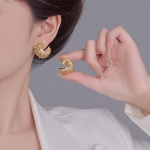 Boucles d'oreilles asymétriques en forme de dauphin argenté tendance européenne et américaine, design créatif et original, boucles d'oreilles à ailes pour femmes - Product Image 2