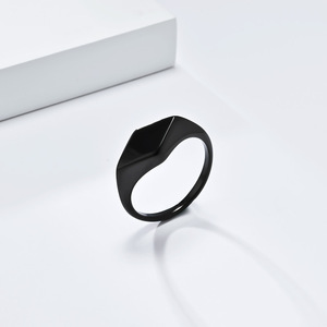 Anillo Geométrico de Acero Dorado y Negro, Joyería de Moda Unisex, Diseño para Regalo - Product Image 3
