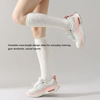 Chaussettes de yoga professionnelles personnalisées de qualité supérieure pour femmes, en coton, à cinq doigts, mi-mollet, antidérapantes, pour le printemps et l'automne
