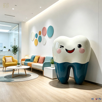 Fiberglas glimlachende tand mascotte sculptuur, groot hars cartoon tand karakter beeld voor tandartspraktijk decoratie