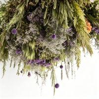 Lustre floral bohème suspendu avec lanternes en osier et guirlandes de marguerites artificielles pour la décoration d'événements de mariage