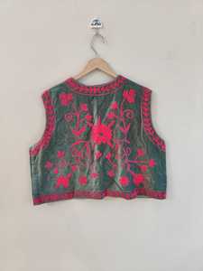 Chaleco Bordado Suzani de Terciopelo Hecho a Mano |   Chaleco Boho Hecho a Mano |   Chaqueta Vintage con Estampado Floral para Mujer - Product Image 6