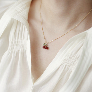 Collier tendance pour femme en acier inoxydable plaqué or 18 carats avec chaîne à maillons ondulés et pendentif cerise en agate calcédoine pour soirée - Product Image 1