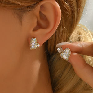 Vente en gros de boucles d'oreilles tendance en cuivre géométriques en forme de cœur pour fêtes et cadeaux de bijoux en zircon à la mode - Product Image 1