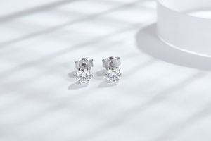 Boucles d'oreilles en argent plaqué rhodium à 6 griffes avec moissanite D VVS de 5 mm en forme de boule pour femme, idéales pour anniversaire et fiançailles - Product Image 4