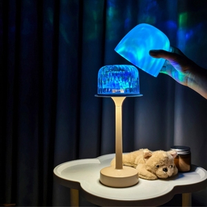 2025 Meistverkaufte Wiederaufladbare Indoor-Projektions-LED-Schreibtischlampe Wasserwellen-Nachtlicht mit Fernbedienung Neues Produkt RGB-Lampe - Product Image 1