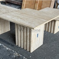 Table à manger carrée en travertin beige avec base à rainures verticales, table en pierre naturelle pour salle à manger de villa, taille personnalisée