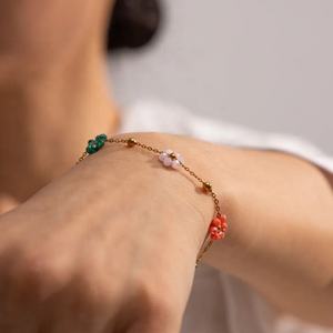 Bracelet de charme délicat et tendance en acier inoxydable plaqué or 18 carats avec chaîne à perles et fleur de tournesol colorée pour femme - Product Image 5