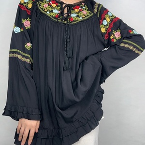 Blusa Casual de Algodón para Mujer OEM con Mangas Largas, Cuello con Cordón, Bordado Personalizado y Volantes - Product Image 5