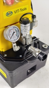 Bomba Hidráulica Económica de Acción Simple con Control por Solenoide PUD1300E 700 Bar, Equivalente a ENERPAC - Product Image 3