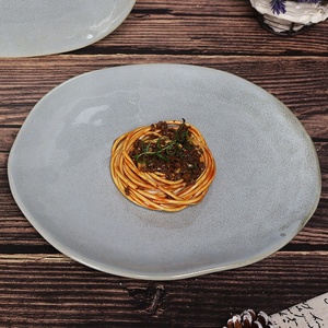Assiette en céramique irrégulière <span class=keywords><strong>gris</strong></span> clair moucheté, style vintage et luxe discret, durable et compatible <span class=keywords><strong>micro</strong></span>-ondes, idéale pour steak, salade et service en restaurant - Product Image 2